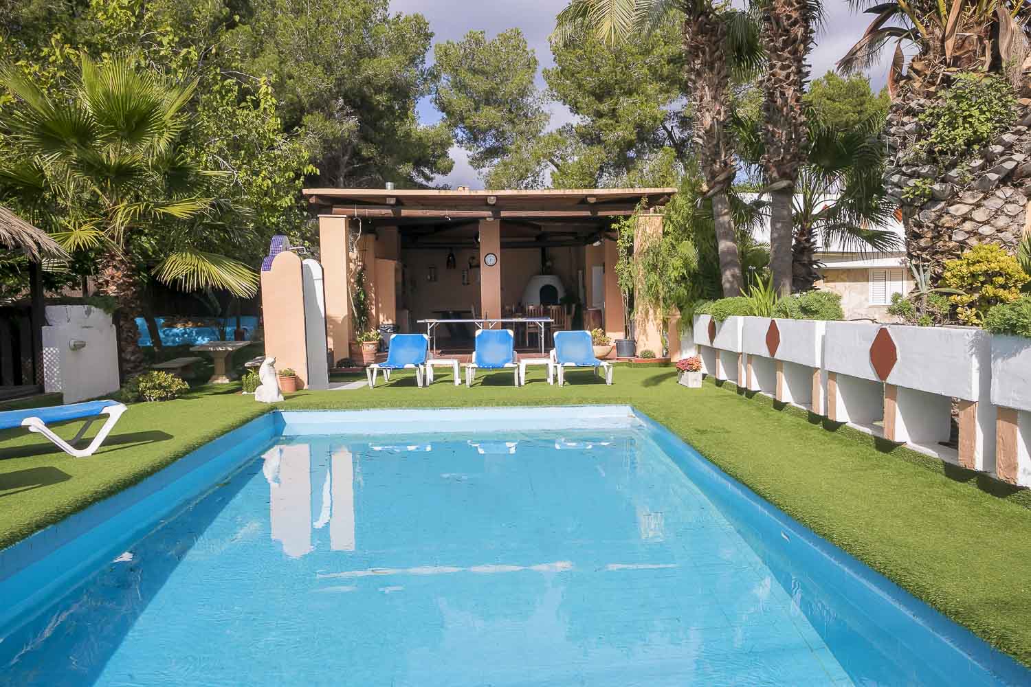 Zona piscina en una villa en Ibiza